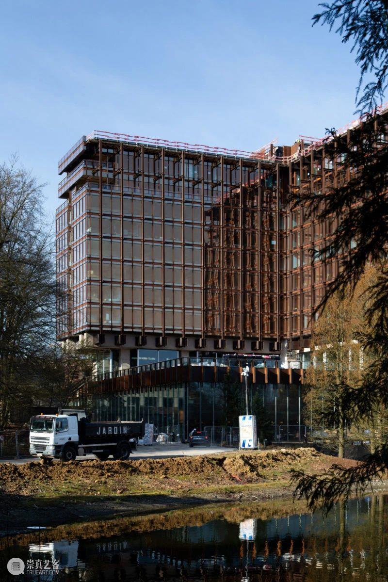 比利时现代建筑遗产更新,经典十字 Royale Belge 视频资讯 ADCNews Belge 现代 建筑 遗产 比利时 瓦兰大道 boulevard Souverain 周围 水塘 崇真艺客